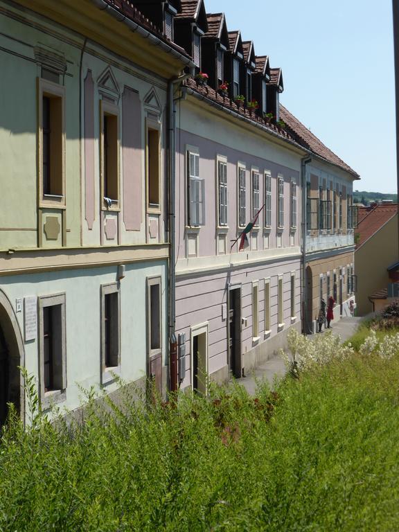 Brody Apartman Eger Bagian luar foto